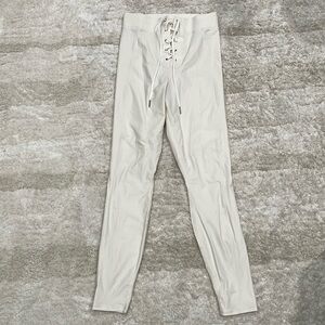 Good American bombshell lace leggings